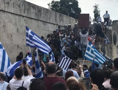 Σύνταγμα: Εξαγριωμένοι πολίτες επιχείρησαν να εισβάλουν στη Βουλή!